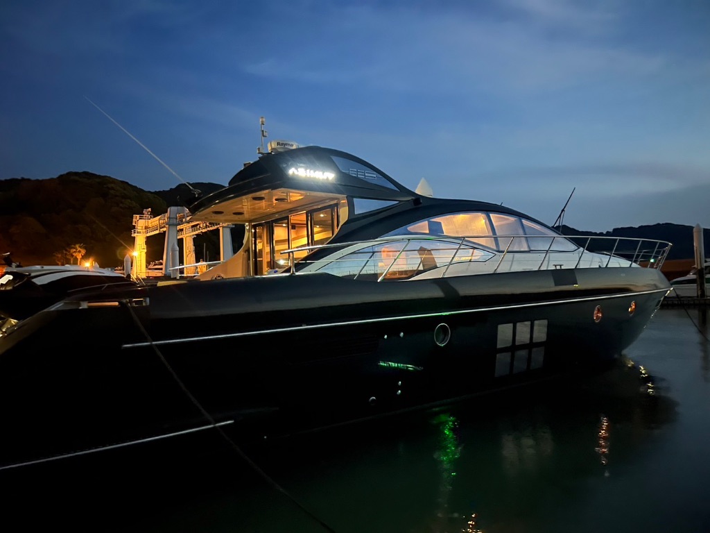 Azimutクルーザー ナイトビュー - HI-TOP YACHTS