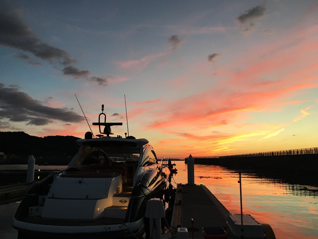 高級クルーザー サンセットシルエット — 全国対応HI-TOP YACHTS